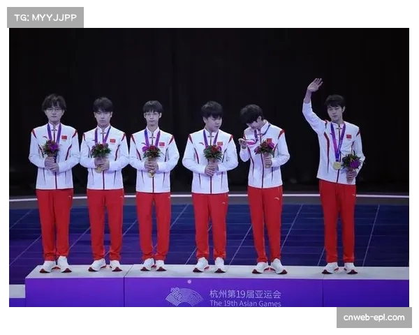 日本静冈站颁奖仪式，中国选手包揽领奖台升起三面五星红旗